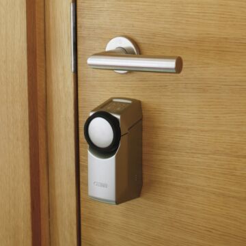 ABUS HomeTec Pro Funk-Türschlossantrieb in silber im Anwendungsfall